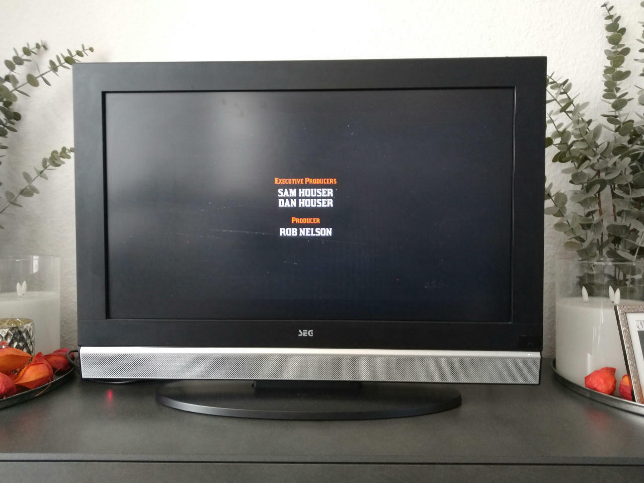 Foto von einem Fernseher, mit dem Abspann von dem Spiel Red Dead Redemption 2