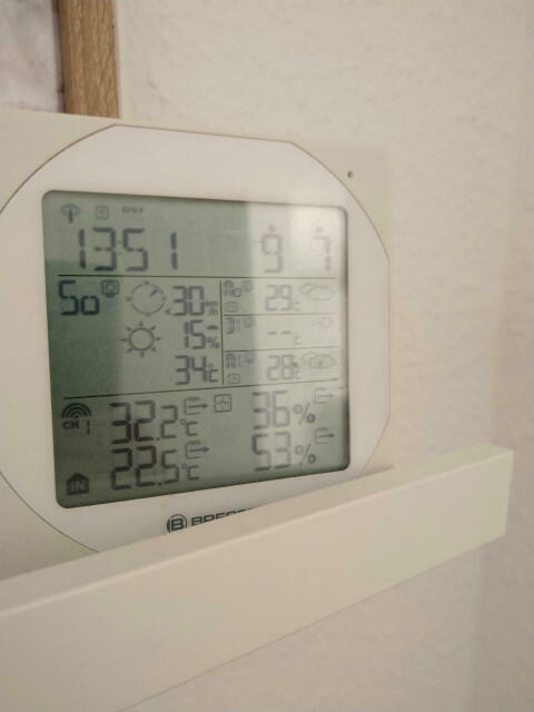 Eine digitale Wetterstation. Außentemperatur: 32,2 Grad, Innentemperatur: 22,5 Grad.
