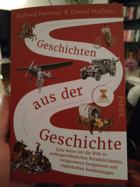 Foto von dem Buch "Geschichten aus der Geschichte", dass in einer Hand gehalten wird.