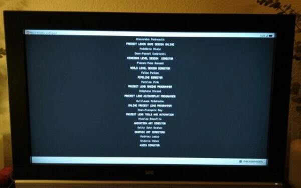 Ein Fernseher, auf dem der Abspann des Spiels Watch Dogs 2 abgespielt wird.